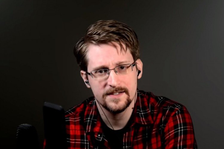 Snowden: Facebook and Instagram are off, the world is a healthier place at least for a day thumbnail